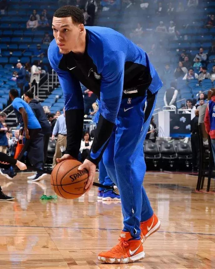 nba季后赛塔克上脚,nba今日上脚球鞋西蒙斯