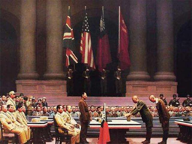 1989年裕仁天皇离世，数万民众前来吊唁，不少老年人相继自杀