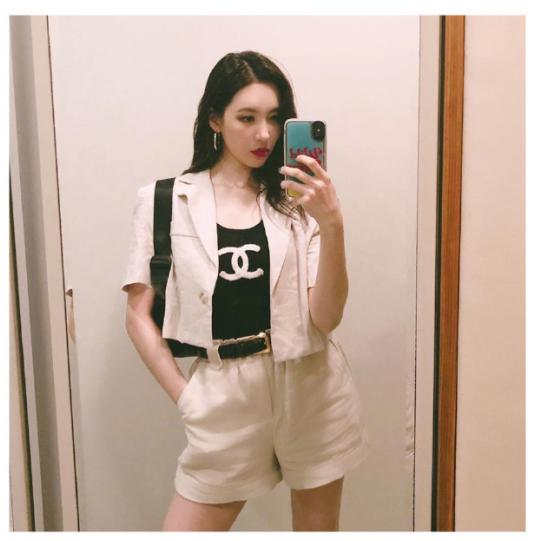 被韩国第一腿精吊打，卫衣+自行车裤“上松下紧”显高挑，真会穿