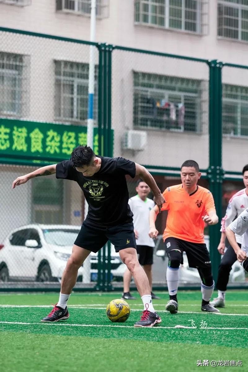 林丹脚踢球,林丹回到球场赢了