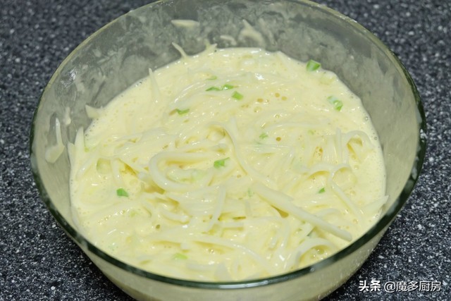 土豆面粉饼的做法电饼铛,土豆饼不加鸡蛋家常做法电饼铛