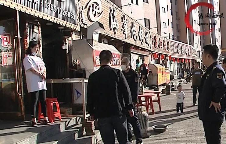 城管联合执法整治烧烤摊点,执法大队开展烧烤摊点专项整治