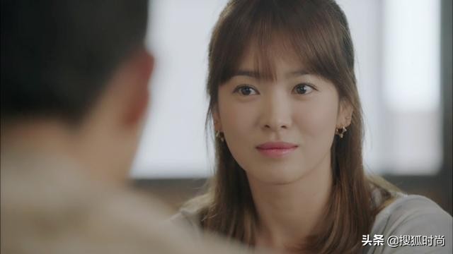 宋慧乔宋仲基最新照,宋慧乔离婚后化烟熏妆气场强大