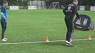 足球盘球带球过人视频,足球绕杆运球射门教学步骤