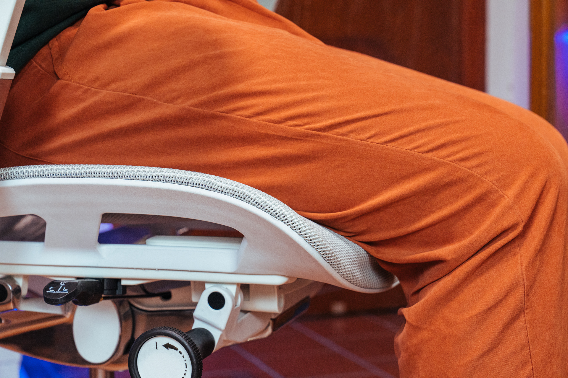 人体工学椅怎么选？不选贵的，只选对的：达宝利摩登Modern评测