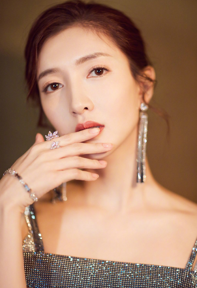 施华洛世奇项链是不是全是水晶 (施华洛世奇的首饰都是什么材质)