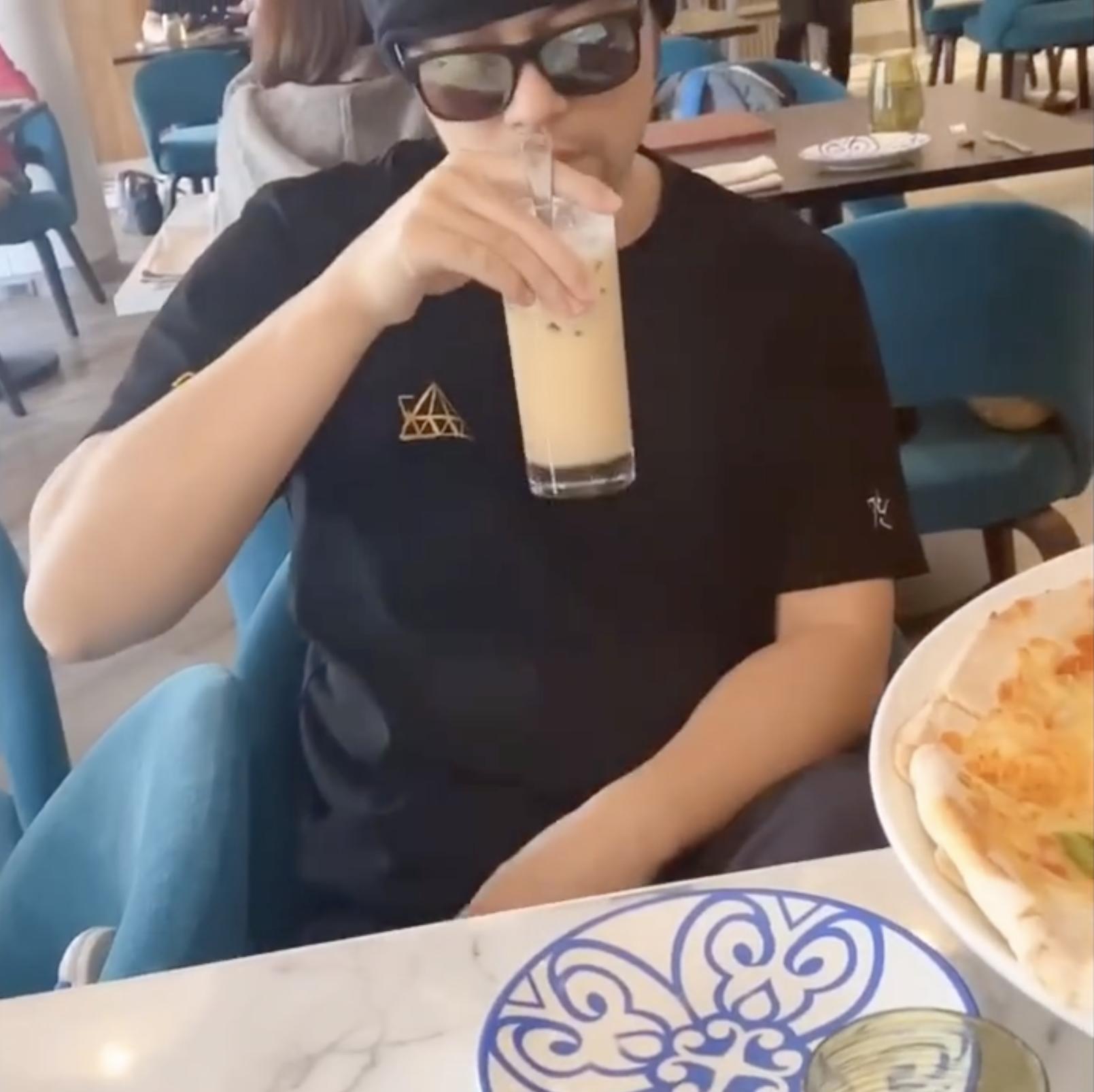 刘畊宏给周杰伦刷奶茶礼物,周杰伦生日照顾刘畊宏