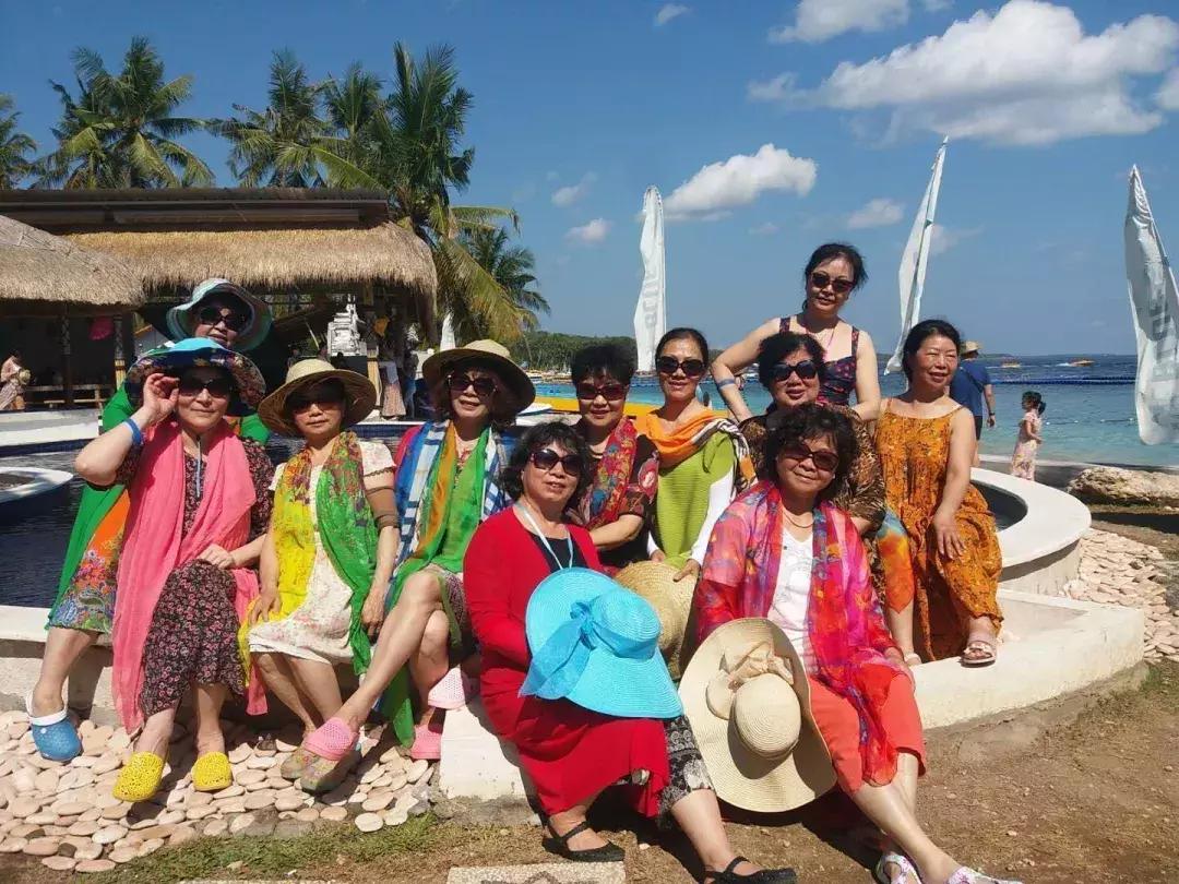 中国大妈旅游拍照姿势五角星,中年大妈拍照摆拍动作