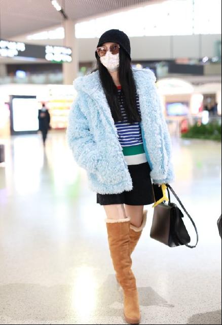 范冰冰晒自拍露出无名指戒指,范冰冰衣着平底鞋无名指戒指抢镜