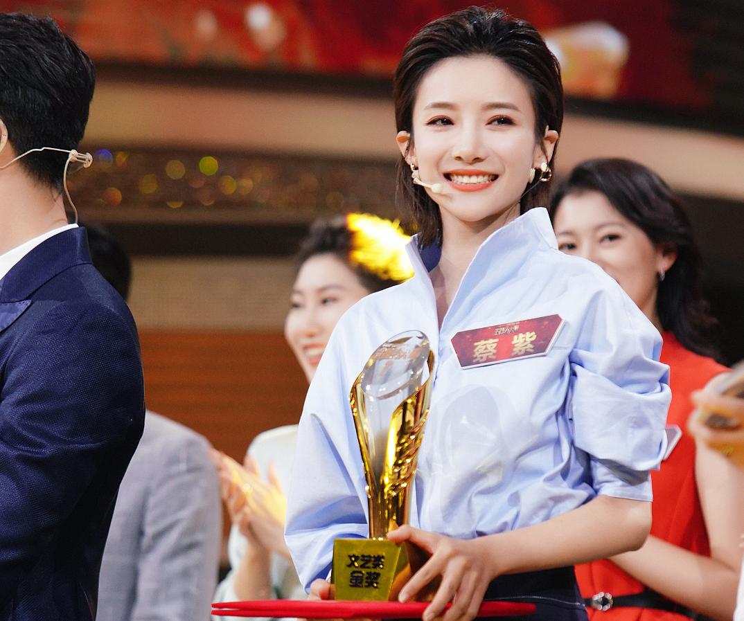 国人对央视主持人董卿的真正评价,成为央视主持人