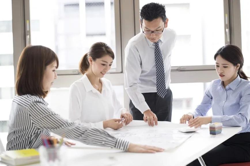 同样表示“重新”，「新たに」和「改めて」的区别是什么？