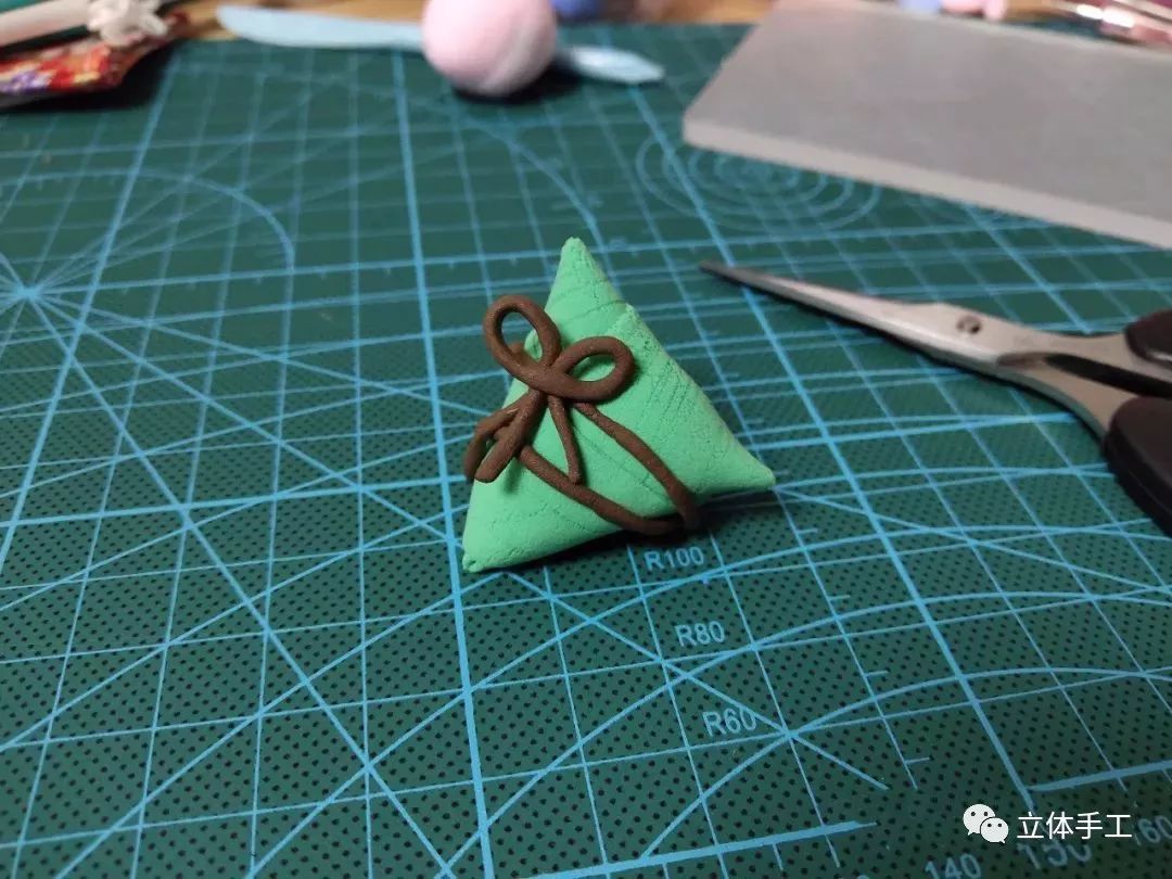 幼儿园春天粘土手工创意墙壁图片,垃圾分类超轻粘土创意手工