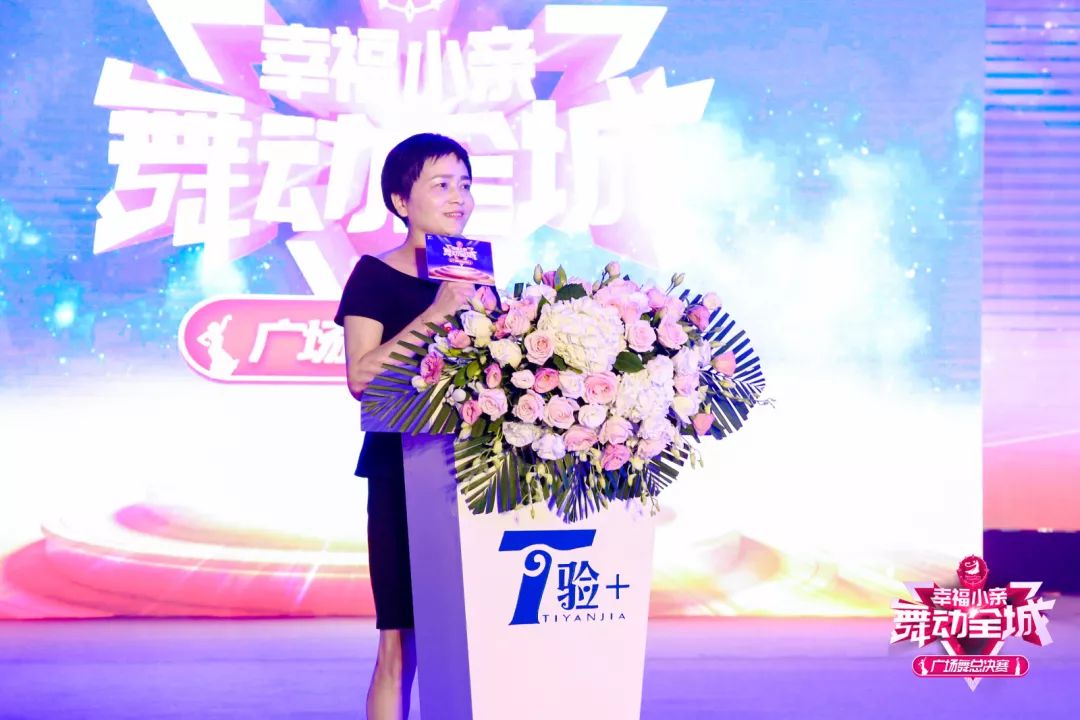 大妈们参加广场舞比赛,春晚广场舞比赛