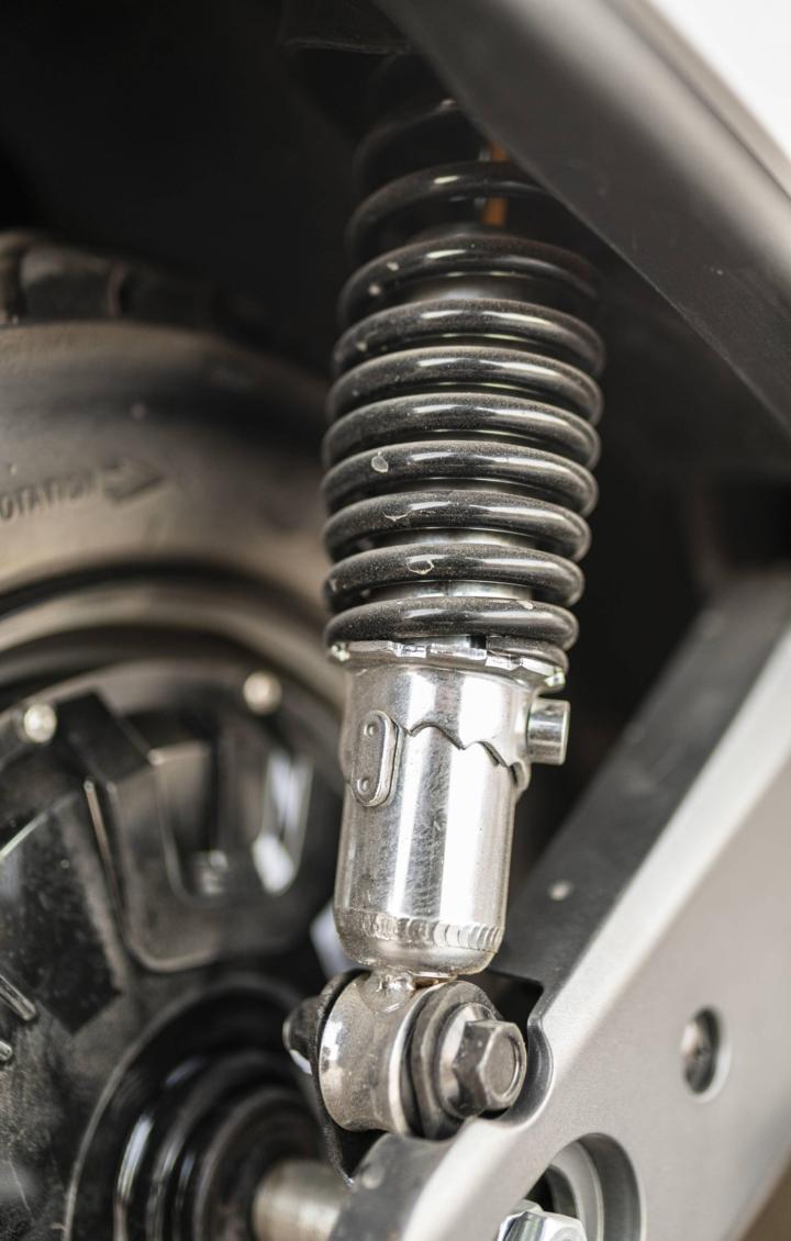 大灯炫酷有型,九号e100大灯效果