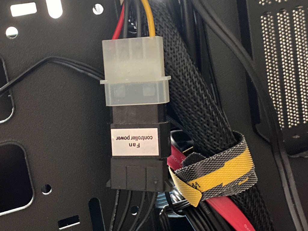 侧透机箱能装光驱,外置光驱在机箱外面放置的光驱