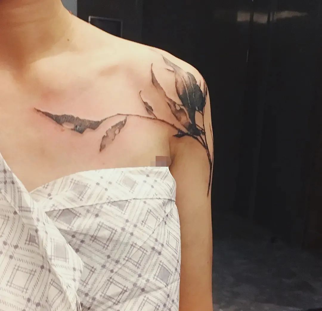 有纹身的女孩怎么样了,女生纹身后悔了怎么办