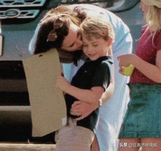 英国乔治小王子6岁了！作为王室继承人也逃不过“鸡血妈妈”