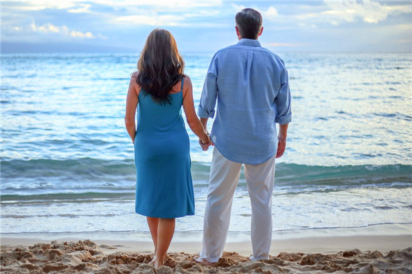 “趁你老婆不在家，我送你一份大礼”男人收到的短信，摧毁了婚姻