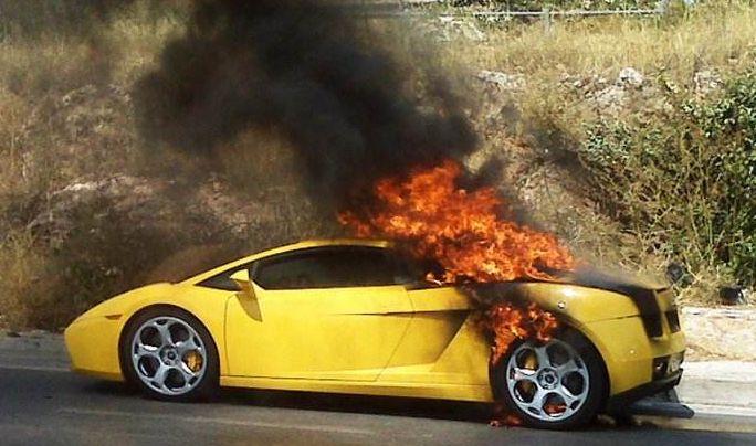 私家车自燃着火,私家车着火车主淡定拿出灭火指南