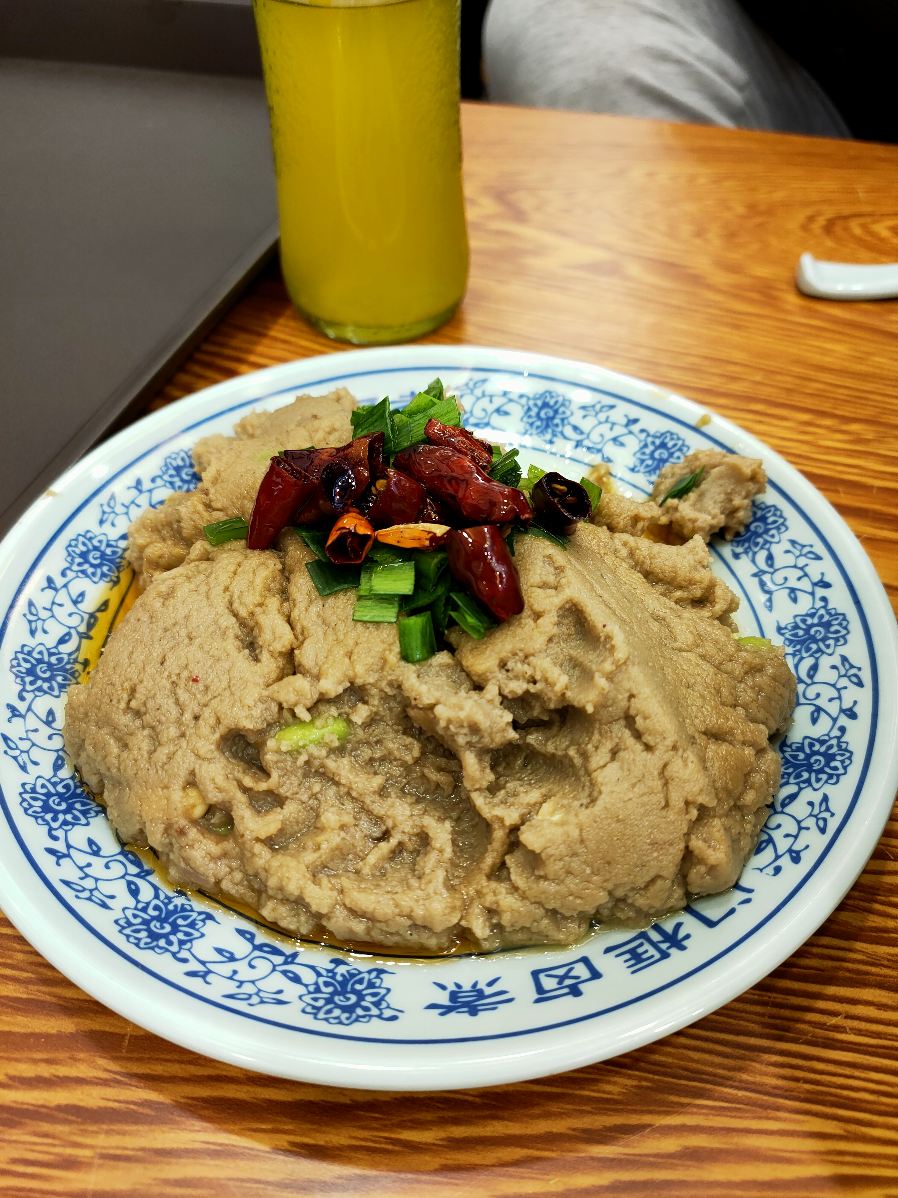 北京最火爆卤煮火烧,老北京卤煮火烧18元一大碗