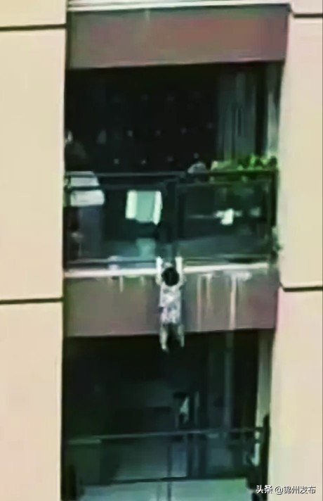 三岁女童悬窗外救人,徒手接住六楼坠落女童好心人