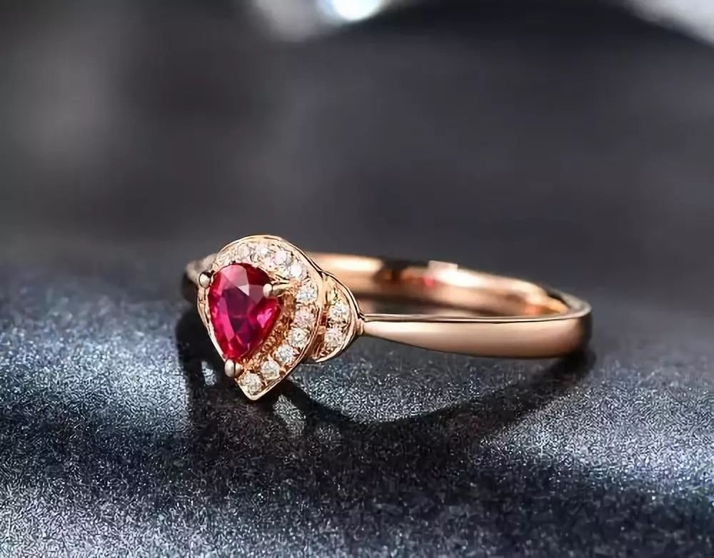 情侣戒指给女朋友戴哪个手指,情侣戒指女生该戴哪个手指