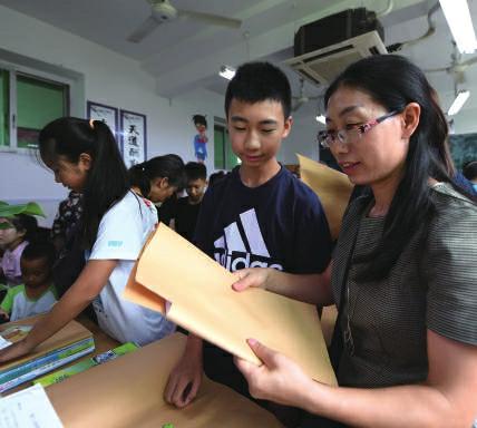 开学第一天晚上和孩子一起包书皮,开学第一天包书皮