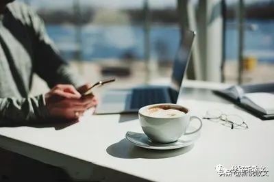 男人拉车送煤回来，背着手唱一句秦腔，女人回应一句秦腔