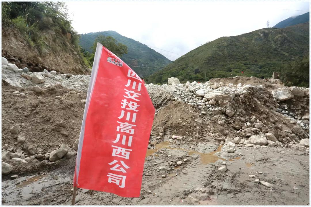 暴雨吊桥救人,暴雨救援桥