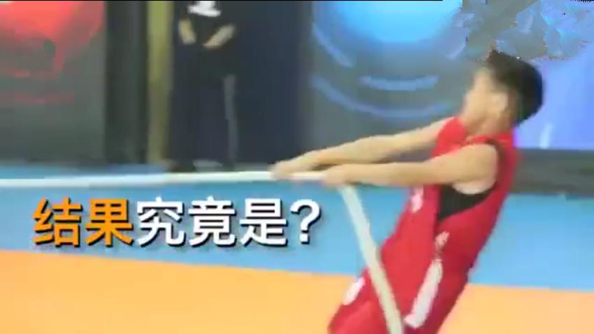 小学拔河比赛，一步之遥决不放弃，结果出现逆转，网友：必成大器