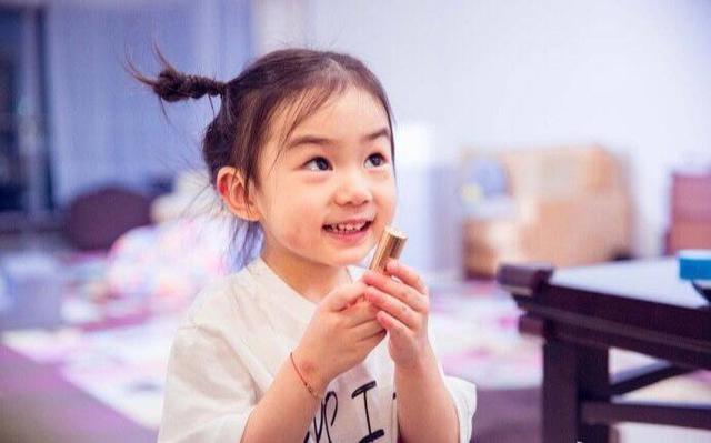 戚薇给孩子喝的水多少钱,戚薇给女儿冲奶粉的水