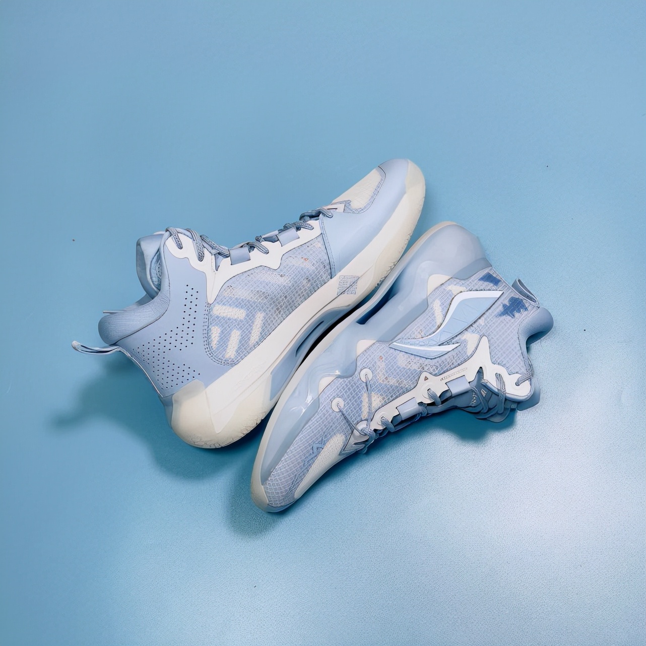 一周打三次球外场篮球鞋耐克,阿迪达斯一周鞋