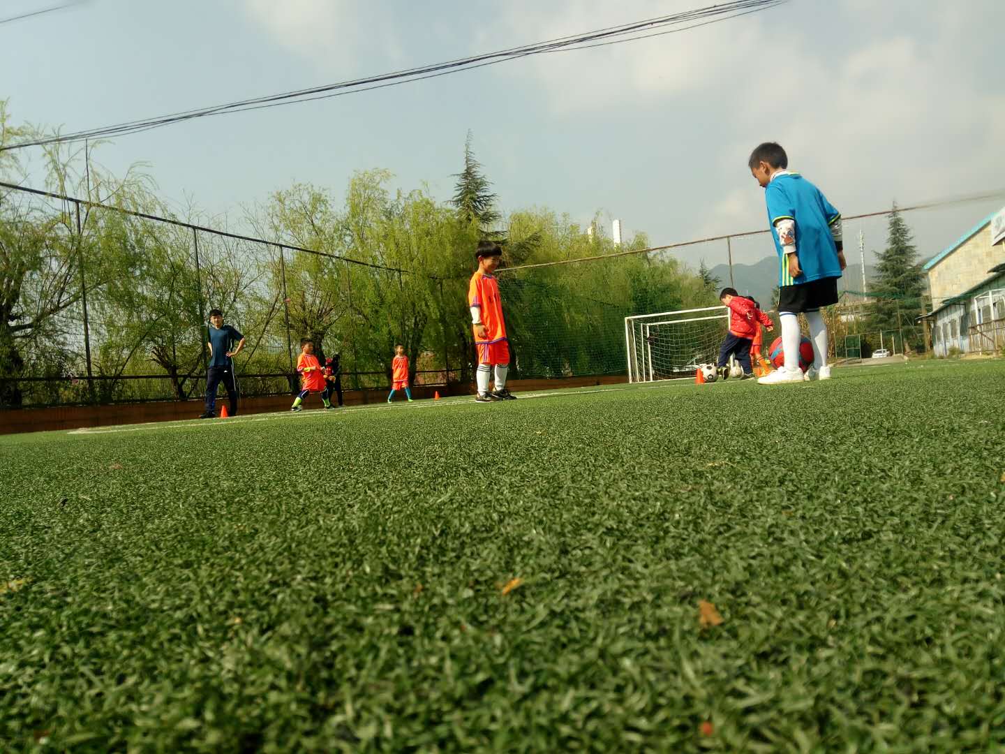 昆明少儿足球训练日志：抬头观察的习惯如何养成