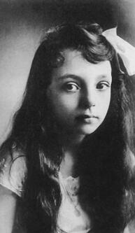 她浪漫史不断，近乎放荡，经常语出惊人“不当作家，就去当*女妓**”