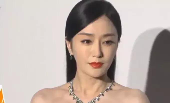 你还被卡粉浮粉困扰?4招打造服帖妆容,手残*党**也能学会