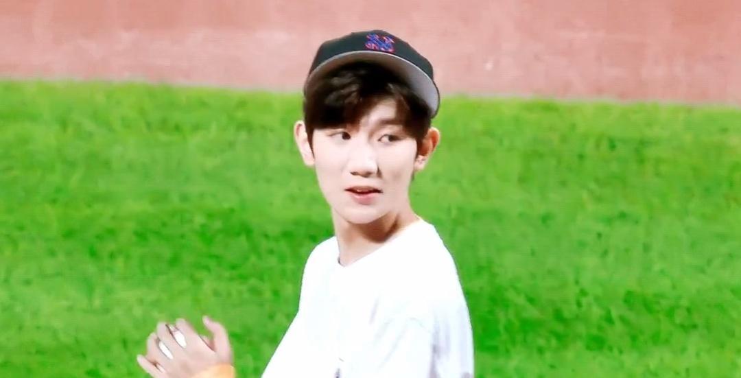 王源现身体育馆打羽毛球,偶遇王源打羽毛球