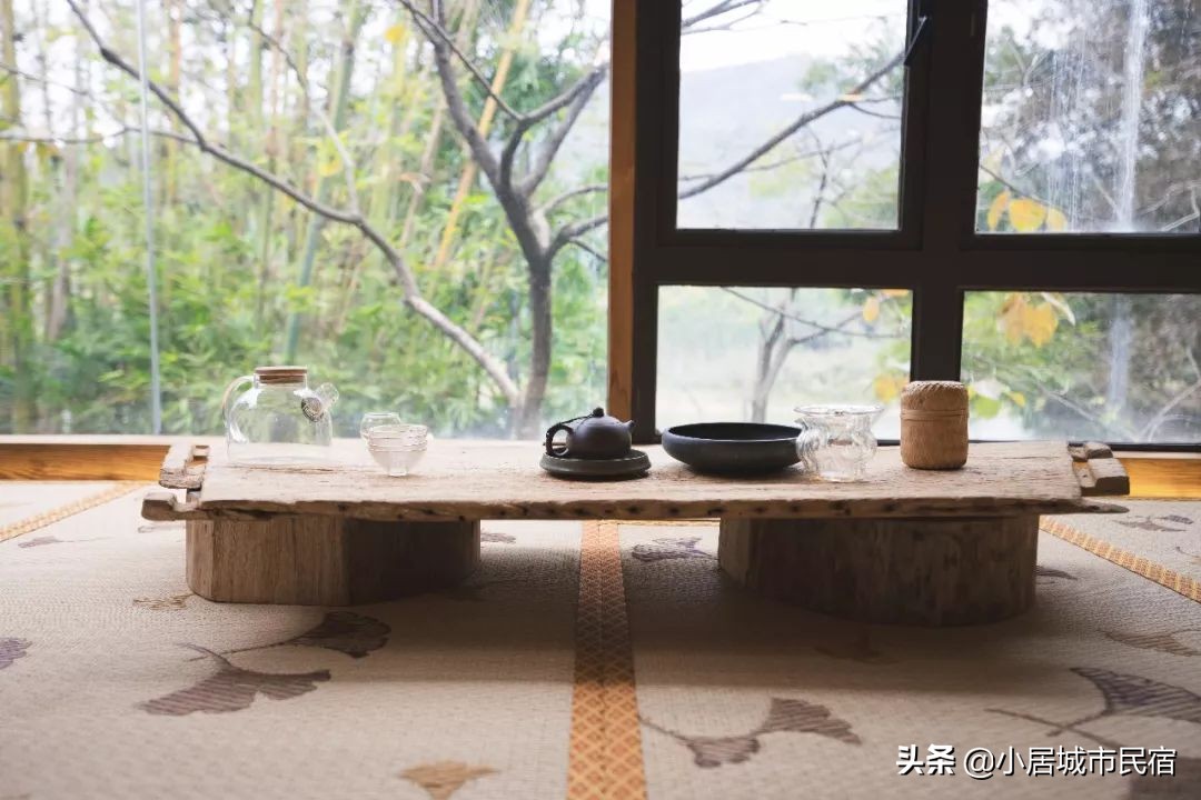 组队去火爆的玻璃屋民宿，星空下围炉火锅烧烤，唱k麻将，放烟花