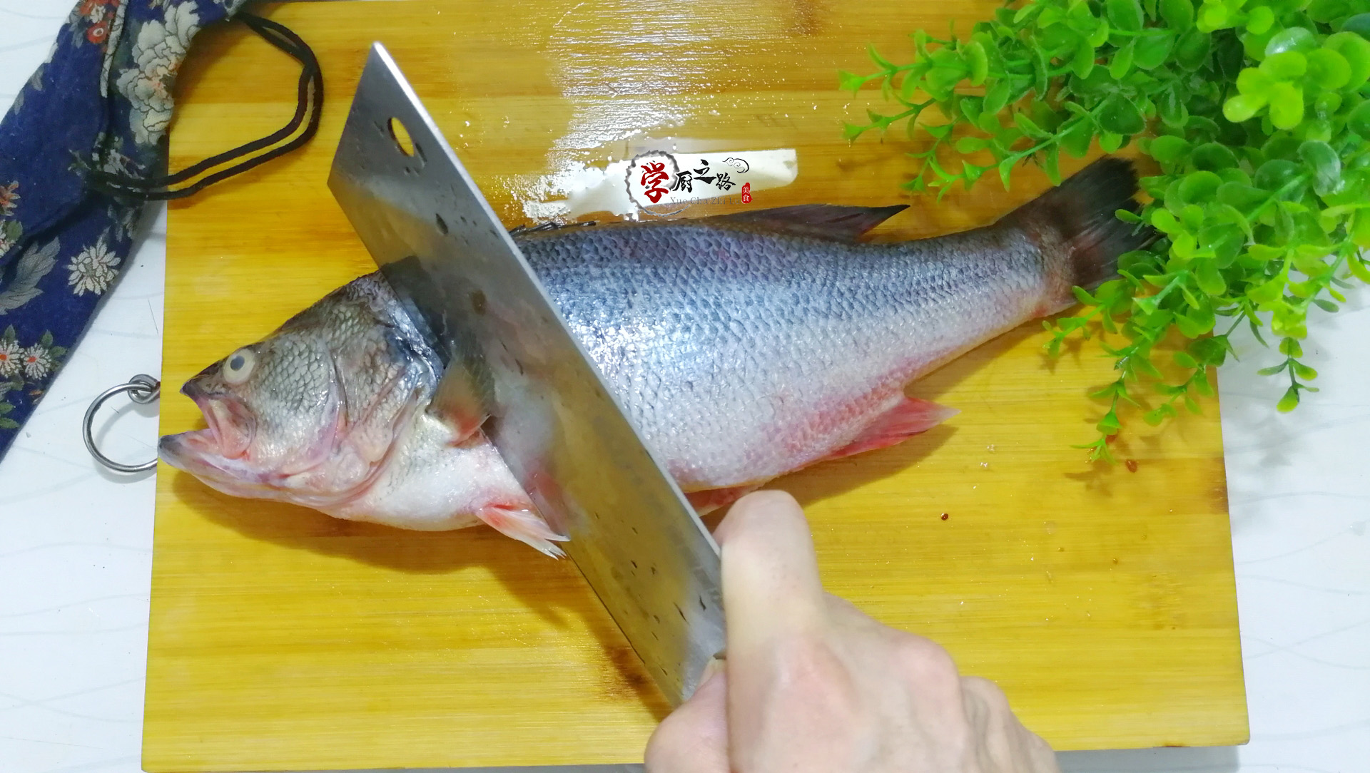 松鼠鱼口味酸甜宴客倍儿有面,厨师制作松鼠鱼