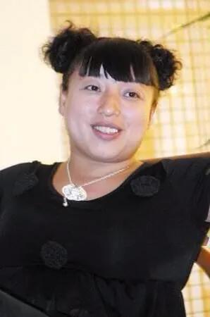 著名笑星三湘第一美女何晶晶,46岁笑星何晶晶近况凄惨无人识