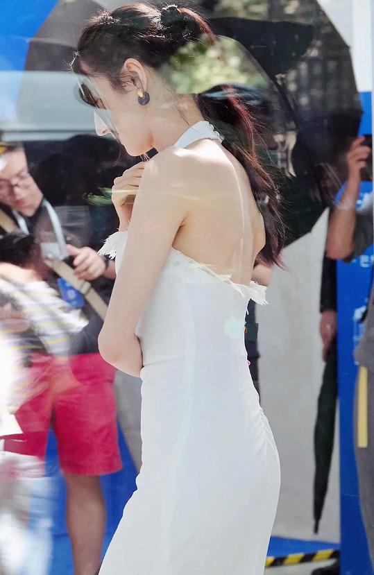 迪丽热巴穿礼服出席活动,迪丽热巴穿礼服散气场