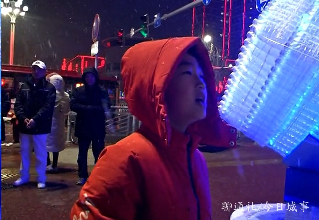 山东聊城：千只矿泉水瓶做成“水立方”，环保花灯亮相水城街头