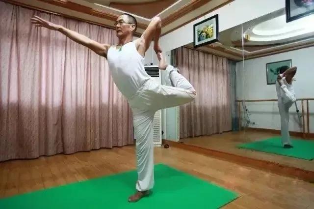 丁大爷,60多岁大爷练习瑜伽像20岁小伙子