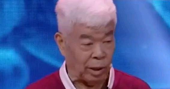 鉴宝大师断定夜明珠真品,大妈拿着300块的夜明珠来鉴宝