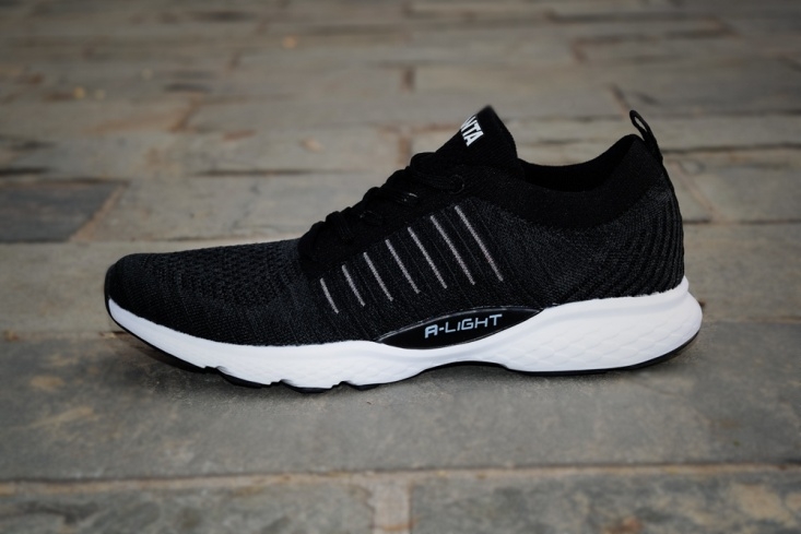 李宁超轻19和安踏跑鞋哪个好,公认脚感最好的10双国产跑鞋安踏