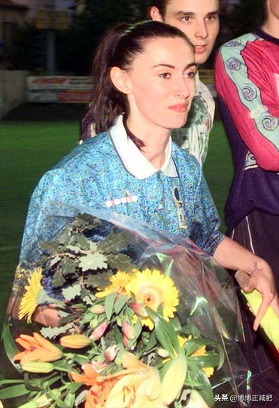 当女裁判出现在足球场上,当足球女裁判