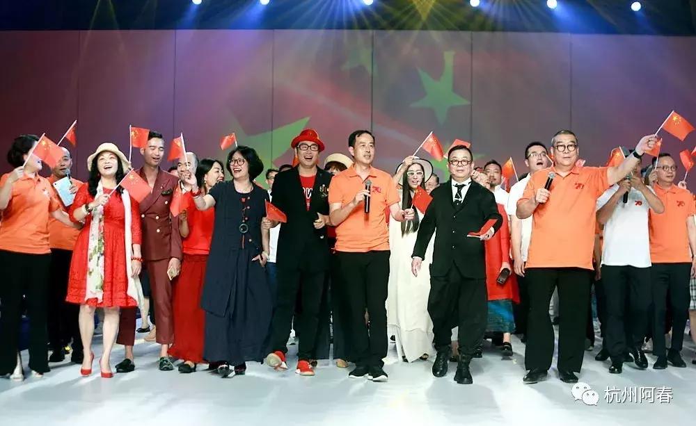 服装人放声高歌致敬祖国，广东时装周闭幕式上那激动人心的一刻