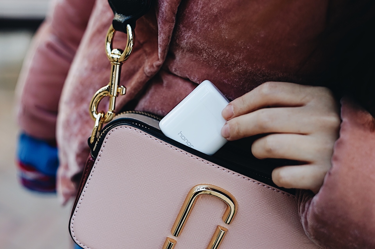 荣耀FlyPodsPro无线蓝牙耳机,用骨声纹识别给人机交互再添把力