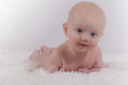 1岁半宝宝起湿疹可以洗澡吗,1岁小孩湿疹可以用肤专家吗