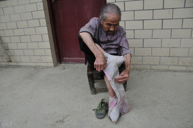 脚又细又长的女人,见过世面的女生长什么样