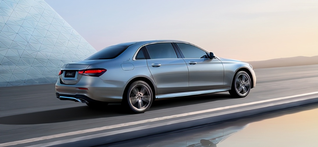 40多万买奔驰什么体验？聊奔驰E级，外观向数万销量妥协